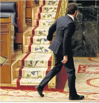  ?? EDUARDO PARRA / EUROPA PRESS ?? Pablo Casado abandona la última sesión a la que asistió en el Congreso de los Diputados, el miércoles pasado.