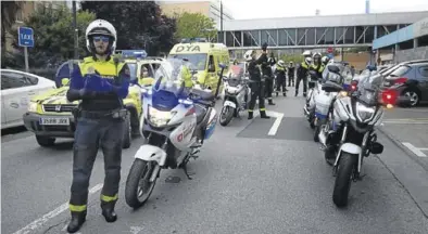  ??  ?? Un amplio grupo de motoristas escoltaron al alcalde a las puertas de las urgencias del hospital Miguel Servet.