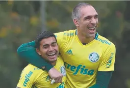  ??  ?? Dudu e Prass mostram alegria em treino do Palmeiras em Atibaia