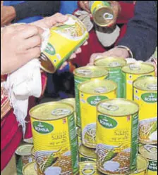  ?? HT FILE ?? Saag tins being readied for shipping in a Markfed cannery at Chuharwali village near Jalandhar.