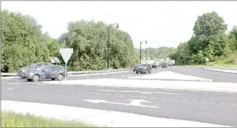  ?? Keith Bryant/The Weekly Vista ?? Vehicles heading north out of Bentonvill­e enter the traffic circle that connects Arkansas Highway 549, U.S. Highway 71 and Walton Boulevard.