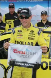  ?? BOB BRODBECK – THE ASSOCIATED PRESS ?? Matt Kenseth holds the pole position flag after qualifying on Friday.