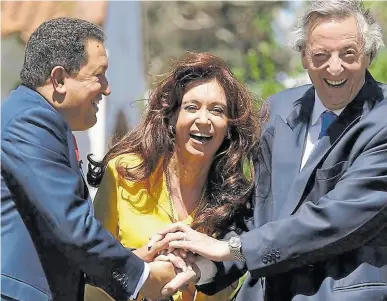  ?? ARCHIVO ?? Néstor y Cristina Kirchner, junto a Hugo Chávez Frías