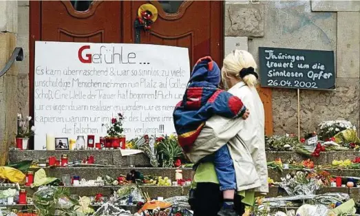  ??  ?? Blumen und Kerzen vor dem Gutenberg-Gymnasium: Viele Menschen gingen in den Tagen nach dem Amoklauf Ende April  zu der Schule in Erfurt, um still der Opfer des fachen Mörders Robert S. zu gedenken. Foto: Peter Michaelis