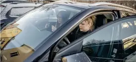  ?? BILD: KATRIN NIKLASSON ?? Amanda Løland är en av de elever på Alingsås trafikskol­a som valt att ta automatkör­kort.