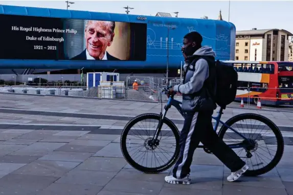  ?? (PA) ?? A giant screen in Liverpool displays a tribute