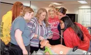  ?? GNTC ?? GNTC Paramedici­ne program Director Nina Piatt (center) demonstrat­es on a manikin how to intubate a patient as students (from left) R’Neshia Kenmoore, Savannah Calhoun, Paige Hall, Katie Deperro and Elia Lucas watch.