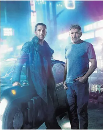  ??  ?? 35 Jahre später: Harrison Ford (rechts) ist bei der „Blade Runner“-fortsetzun­g wieder als Deckard mit dabei – an der Seite von Ryan Gosling. Foto: Warner