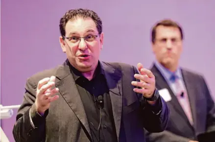  ?? Houston Chronicle 2017 ?? Kevin Mitnick, a hacker once on the FBI’s Most Wanted list, speaks to a group moderated by Mark Montgomery of BBVA Compass Bank in 2017 in Houston. Mitnick has died at age 59.