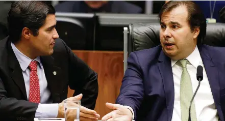  ?? DIDA SAMPAIO/ESTADAO ?? Negociação. O relator da MP, deputado Newton Cardoso Júnior (E), conversa com o presidente da Câmara, Rodrigo Maia