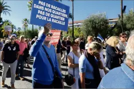  ?? (Photo Frantz Bouton) ?? Parti du théâtre de Verdure à Nice, le cortège composé de quelque deux cents personnes a cheminé jusqu’au palais de justice.