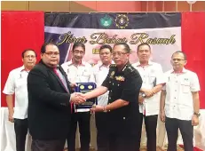  ??  ?? Zakaria (second left) presenting a souvenir to Sazali (fifth left) together with Zahidi (third left) following the MoU signing between Risda and MACC.