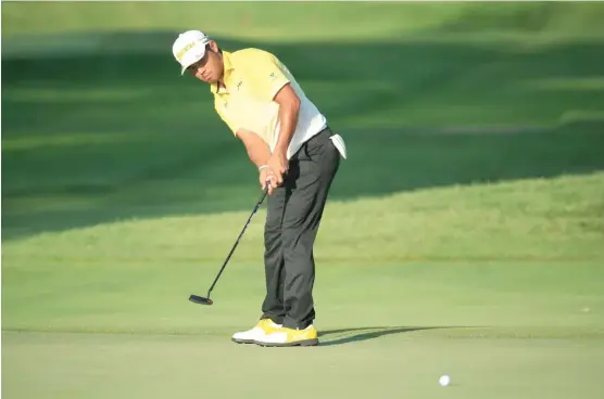  ?? ANDY LYONS/GETTY IMAGES ?? Hideki Matsuyama putts for birdie on the eighth hole at Olympia Fields, which offered a much tougher challenge than players have seen lately.