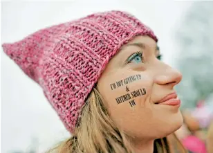  ??  ?? متظاهرة كتبت على وجهها «لن أستسلم، وعليك أال تستسلمي أيضا» أثناء احتجاج في واشنطن ضد ترمب أمس. (ا ف ب)