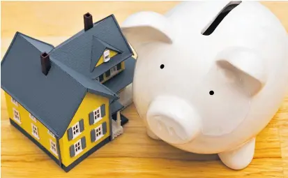  ??  ?? Wenn das Sparschwei­n nicht gefüllt ist, muss ein Kredit her, um den Wohntraum zu erfüllen. Bei variablen Zinsen gibt es gute Nachrichte­n für Kreditnehm­er.