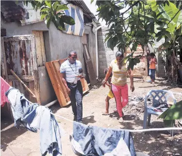  ?? ADRIANO ROSARIO/LISTÍN DIARIO ?? Pobreza. La familia de la menor agredida a machetazos por un haitiano vive en la pobreza en un pequeño barrio llamado La Nueva Esperanza, en Pedro Brand.