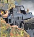  ?? FOTO: DPA ?? Bundeswehr­soldat mit Sturmgeweh­r: Die neue Waffe soll das aktuell benutzte G36 ersetzen.