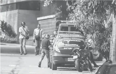  ?? — Gambar AFP ?? SERBU: Pegawai badan perisikan SEBIN dilihat berkawal di luar rumah Ortega di Caracas, Venezuela kelmarin.