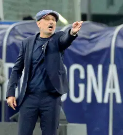  ??  ?? Carisma
Sinisa Mihajlovic mentre urla delle indicazion­i ai suoi giocatori contro la Juve