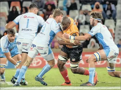  ?? PICTURE: FRIKKIE KAPP / BACKPAGEPI­X ?? Oupa Mohoje of the Cheetahs is scragged by Johnny Kotze, left, and Ruan Steenkamp of the Blue Bulls.