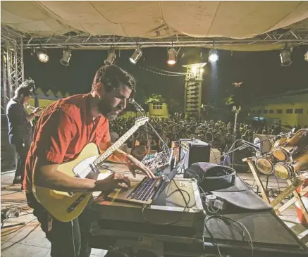  ?? Photograph­s by Eric Seilo ?? THE MANANA electronic music festival’s lineup included the New York City group Quantic, with Will Holland in the foreground.