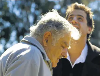  ??  ?? Pepe Mujica trabaja en el falso documental
Traigan el porro.