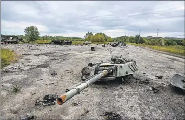  ?? Juan Barreto AFP/Getty Images ?? A TANK LIES IN PIECES in Balakliya in the northeaste­rn region of Kharkiv in Ukraine. Videos posted on social media last week show residents of the small city joyfully cheering as Ukrainian troops moved in.