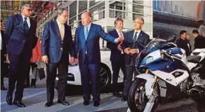  ?? BERNAMA PIC ?? Malaysian Investment Developmen­t Authority chief executive officer Datuk Azman Mahmud (second from left) with BMW Group senior vice-president of Asia, Pacific and South Africa Hendrik von Kuenheim (centre) at the launch of the BMW regional parts...