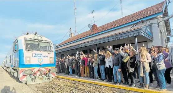  ?? ?? Vecinos de Palmira y políticos del kirchneris­mo se acercaron al andén a recibir el tren, que tardó más de lo previsto