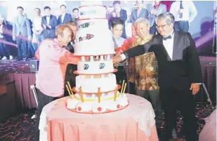  ??  ?? TERUS MARA: Paul (dua kanan) bersama yang lain memotong kek tanda ulang tahun ke-10 PMS.