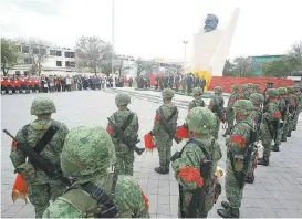  ?? RAÚL PALACIOS ?? Funcionari­os, militares y estudiante­s acudieron al acto.