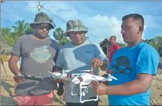  ?? PROVIDED BY MALAKA RODRIGO ?? Prasanna Weerakkody of the Ocean Research & Conservati­on Associatio­n (middle) demonstrat­es the drone.