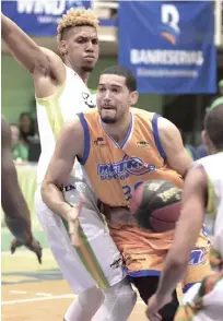  ??  ?? Los Metros de Santiago consiguier­on su séptima victoria ante los Soles de Santo Domingo y se mantienen como líderes del circuito Norte del torneo de la LNB.