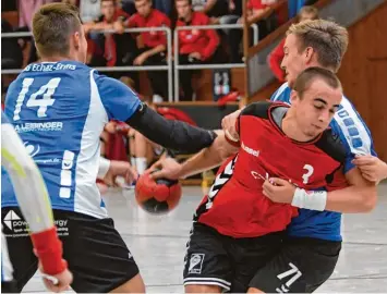  ?? Foto: Ernst Mayer ?? Die starke Leistung von VfL Spielmache­r Lukas Rembold (rechts) nützte nichts: Gegen die JSG Echaz Erms verlor sein Team mit 31:37 und ist damit weiter punktlos.