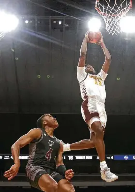  ?? Ronald Cortes / Contributo­r ?? Beaumont United forward Terrance Arceneaux, right, scored most of his points in the fourth quarter, helping preserve the win over Mansfield Timberview.