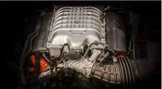  ??  ?? Cuore da ‘muscle car’: il V8 Hemi è lo stesso della Dodge Challenger