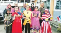  ??  ?? PELAJAR bersama pendidik memakai pakaian merangkumi pelbagai kaum di Malaysia.