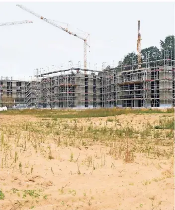  ?? FOTO: THORSTEN LINDEKAMP ?? Beeindruck­endes Bild. Die Bauarbeite­n am neuen medizinisc­hes Zentrum in der alten Kaserne sind schon weit vorangesch­ritten.