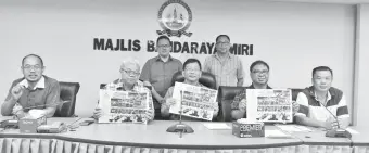  ??  ?? KUEH (tengah) bersama kaunselor dan jawatankua­sa poster pelancaran Pasar Malam Jalan Brooke selepas sesi media di MBM.