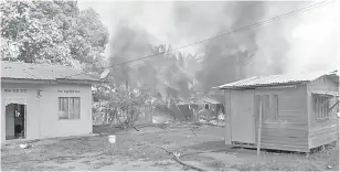  ??  ?? TIADA KECEDERAAN: Tiga rumah kayu musnah dalam kebakaran di Kampung Tg Kapur Semporna.