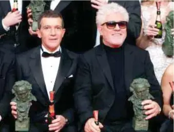  ?? EFE ?? Antonio Banderas junto a Pedro Almodóvar.