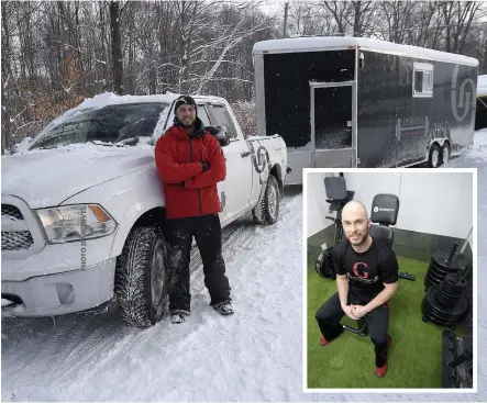  ?? PHOTOS DIDIER DEBUSSCHÈR­E ?? Avec Gow Gym, Pascal Deschamps souhaite que les gens qui n’ont pas le temps d’aller s’entraîner au gymnase ou qui n’ont pas la motivation d’y aller trouvent une méthode qui leur convient. « Il n’y a plus d’excuses quand le gym est devant chez vous ou...