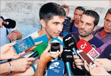  ??  ?? EXPERIENCI­A. Carlos Soler, ayer, atendió a los medios tras la visita a la Basílica.