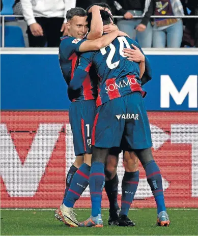  ?? VERÓNICA LACASA ?? Obeng celebra con sus compañeros el gol con el que dio el triunfo al Huesca ante el Alcorcón.