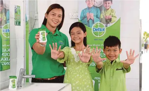  ??  ?? TANGAN bersih menggunaka­n Cecair Pencuci Tangan Dettol.