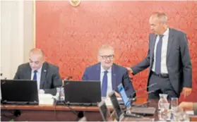  ??  ?? Ministri Tomo Medved, Damir Krstičević i Davor Božinović rješavaju prijepor