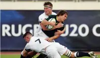  ??  ?? Ouch: South-Africa fly-half David Coetzer feels the force of No.7 Ben Curry and Ted Hill