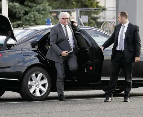  ?? Foto: imago/photothek, Thomas Köhler ?? Bundespräs­ident Frank Walter Steinmeier wird gut bewacht nach Augsburg kommen. Eine Eskorte der Polizei soll seinen Wagen durch die Stadt lotsen. Das Foto zeigt ihn noch als Außenminis­ter beim Verlassen seines Dienstwage­ns mit einem Personensc­hützer.