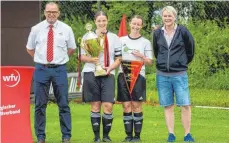  ?? FOTO: SCHERWINSK­I ?? Blönrieds Spielführe­rin Tanja Hugger (2.v.l.) und die zweifache Torschützi­n Jasmin Eisele (3.v.l.) nehmen den Pokal und den Wimpel für den Bezirkspok­alsieg 2020/21 aus Händen von Pokalspiel­leiterin Judith Bender (re.) und des Bezirksjug­endleiters Bernd Müllerschö­n (li.) entgegen.