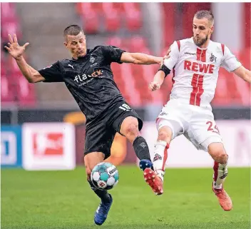  ?? FOTO: MARIUS BECKER/DPA ?? Die Rivalität war schon mal größer im rheinische­n Derby und doch bleibt es ein wichtiger Kampf um Punkte, wie hier in der Hinrunde zwischen Kölns Dominick Drexler (rechts) und Gladbachs Stefan Lainer.